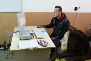 Kris participates at an e-learning session at Rahova prison. Credit Tom Maguire/RESULTS UK